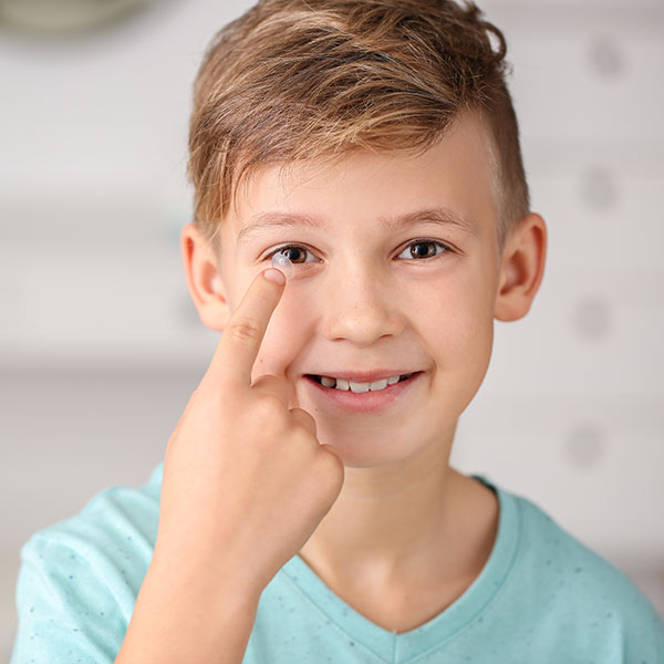 Kontaktlinsen speziell für den Tag helfen gegen Kurzsichtigkeit (Mysopie) bei Kindern
