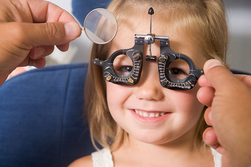 Vorsorgeuntersuchung bei Kindern durch Ingo Leefken vom Brillenmacher Bonn